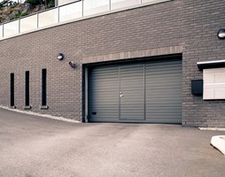 Brama garażowa - przetłoczenia niskie